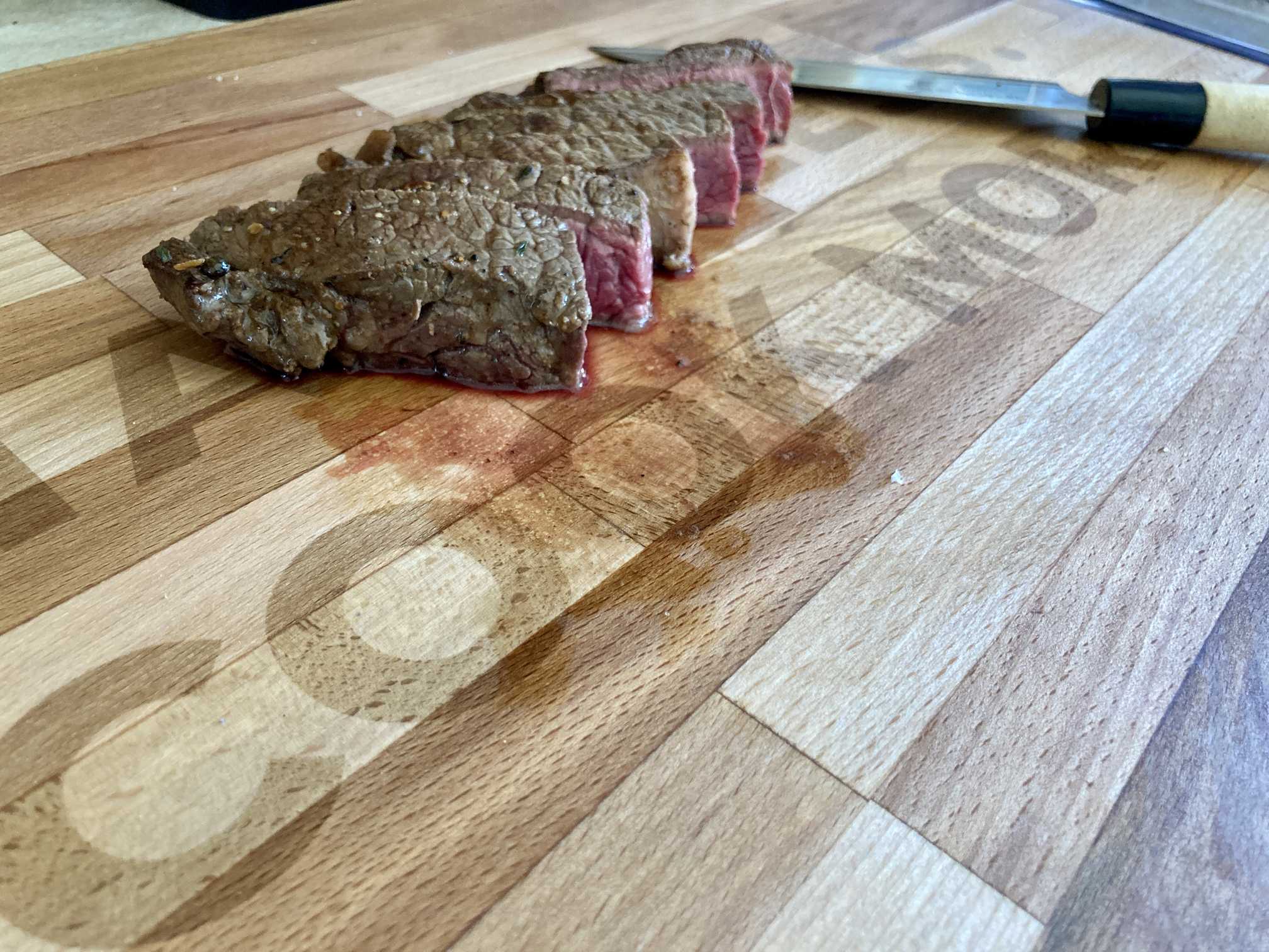 Steak na prkénku.